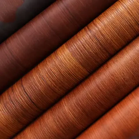 PVC laminacija, sugerianti plėvelės ritinį už durų